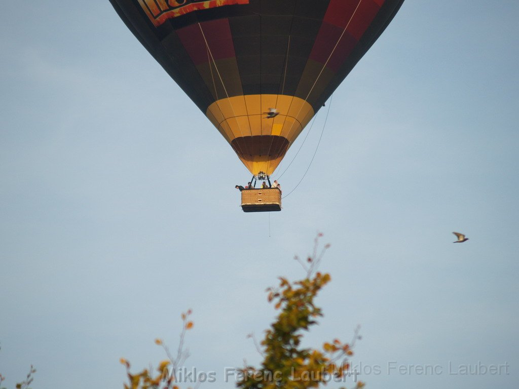 Heissluftballon im vorbei fahren  P19.JPG